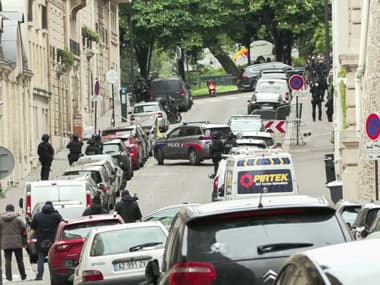 Des véhicules de police près de l'ambassade d'Iran à Paris, le 19 avril 2024
