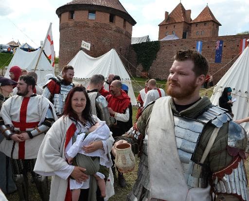 Des "chevaliers" britanniques patientent lors du championnat du monde de chevalerie au château de Malbork en Pologne, le 3 mai 2015 Des "chevaliers" britanniques patientent lors du championnat du monde de chevalerie au château de Malbork en Pologne, le 3 mai 2015