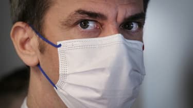 Olivier Véran écoute des personnels du CHU de Nice le 20 février 2021