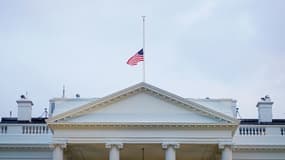 Le drapeau américain en berne au-dessus de la Maison Blanche, le 27 août 2018. (photo d'illustration)