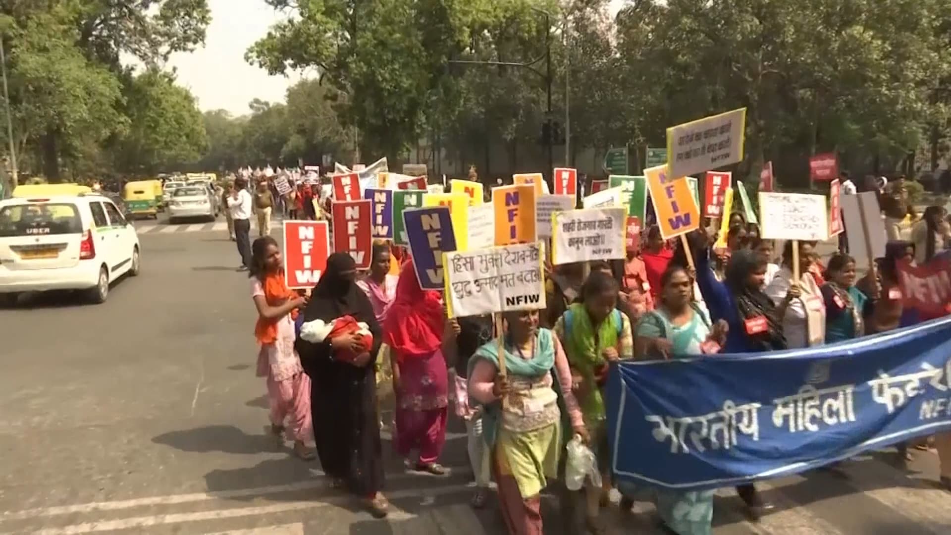 À New-Delhi, les femmes défilent. À New-Delhi, les femmes défilent.