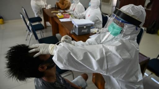 Un test est pratiqué sur un homme pour détecter la présence ou non du coronavirus à Denpasar, sur l'île de Bali le 10 juin 2020