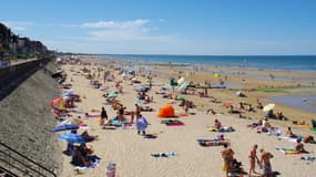 La plage de Cabourg bondée de monde en plein été (Photo d'illustration)