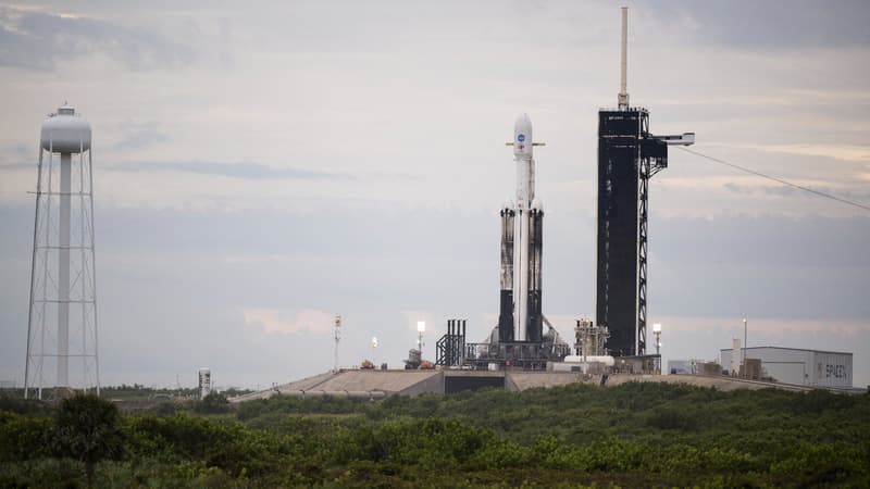 La fusée Falcon Heavy de SpaceX, avec la sonde Psyché, le 11 octobre 2023, au centre spatial Kennedy de la Nasa à Cap Canaveral (Floride)