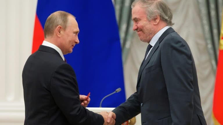 Le chef d'orchestre russe Valery Gergiev, alors directeur artistique du Theatre Mariinsky, reçoit au Kremlin une médaille des mains du président russe Vladimir Poutine, à Moscou le 22 septembre 2016