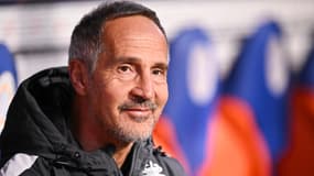 L'entraîneur Adi Hütter souriant pendant un match de l'AS Monaco contre Montpellier en Ligue 1, le 17 janvier 2024
