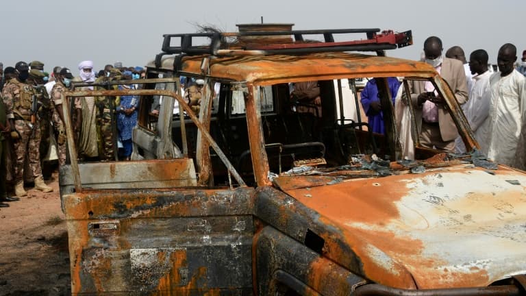 Cérémonie d'hommage, le 21 août 2020, près du véhicule où six humanitaires français et leurs deux guides nigériens ont été assassinés le 9 août dans la réserve de Kouré, au Niger