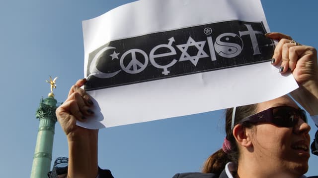 Des manifestants appelant à la paix entre religions