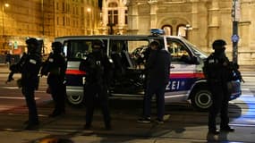 Des policiers en position près de l'Opéra, dans le centre de Vienne, après des fusillades, le 2 novembre 2020 en Autriche