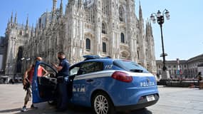 Une voiture de police devant la cathédrale de Milan le 12 août 2020. (Photo d'illustration)