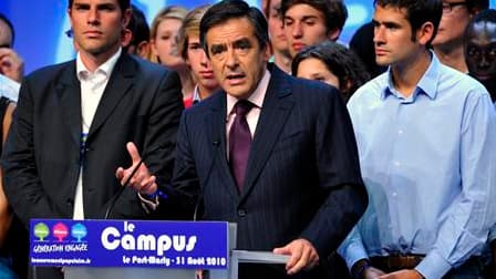 Clôturant le campus d'été des jeunes de l'UMP à Port-Marly, François Fillon a appelé mardi la majorité à éviter les états d'âme pour être mieux à même de répondre présent au rendez-vous de la présidentielle de 2012. /Photo prise le 31 août 2010/ REUTERS/P