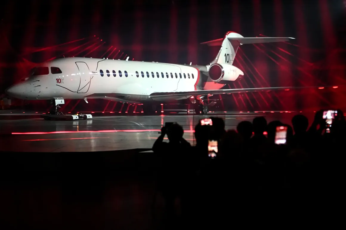 Dassault-Falcon10X-2250290.webp