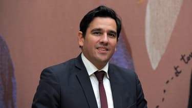 L'Arcep ( ici son président Sébastien Soriano) a interdit à Orange de facturer à Free des frais supplémentaires pour des liaisons en fibre optique raccordant les antennes-relais de son réseau mobile.