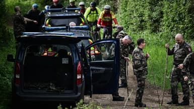Des gendarmes à la recherche de Agathe Hilairet, joggeuse de 28 ans disparue jeudi dans la Vienne, à Vivonne, le 13 avril 2025.