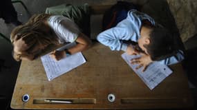 Des élèves qui rédigent une dictée (photo d'illustration)