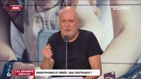 "Le complexe de bip", le livre d'Etienne Liebig sur les effets du smartphone sur la relation entre bébés et parents