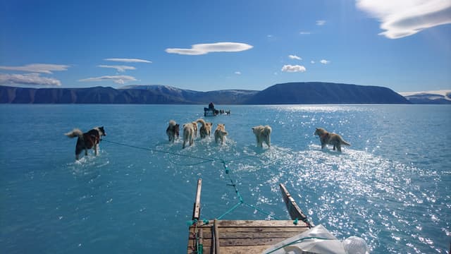Le fjord d'Inglefield a été inondé par la fonte des glaces.