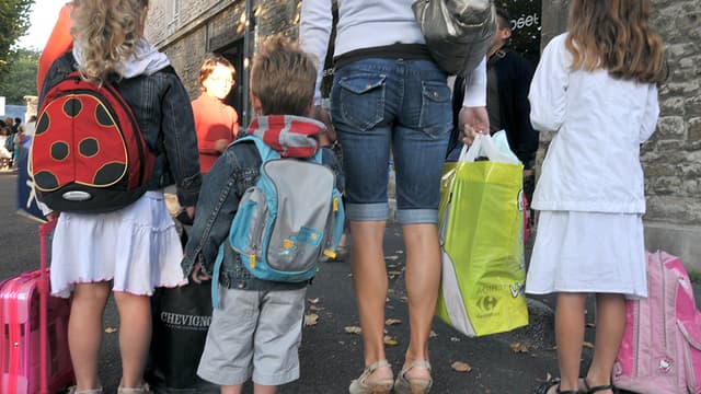 "Par peur d'Ebola, j'ai préféré ne pas mettre (mon fils) à l'école, car je préfère prévenir que guérir", explique sur RMC Marie-Camille.