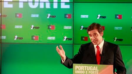 Les sociaux-démocrates portugais (PSD, centre-droit) de Pedro Passos Coelho (photo) ont remporté les élections législatives de dimanche, écartant du pouvoir les socialistes du Premier ministre José Socrates. /Photo prise le 5 juin 2011/REUTERS/Jose Manuel