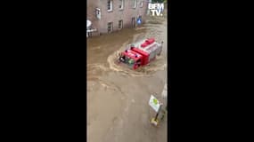 Un camion de pompier submergé par les eaux à Aix-la-Chapelle en Allemagne