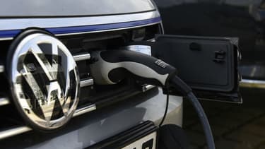 Lors de l'achat d'un véhicule électrique d'occasion, il faut vérifier l'état du câble de recharge.