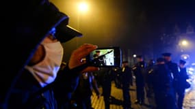 Un homme filme les policiers lors d'une manifestation sur la "Sécurité globale" à Nantes, le 27 novembre 2020
