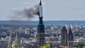 De la fumée s'échappe de la flèche de la cathédrale de Rouen, le 11 juillet 2024