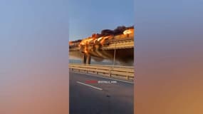 Ukraine: un incendie dû à une voiture piégée paralyse le pont russe de Crimée, le 8 octobre 2022