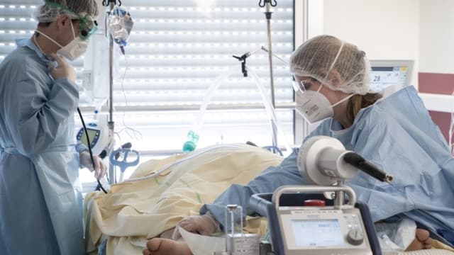 Patient atteint du Covid-19 pris en charge à l'hôpital Lariboisière à Paris, le 27 avril 2020 - JOEL SAGET / AF