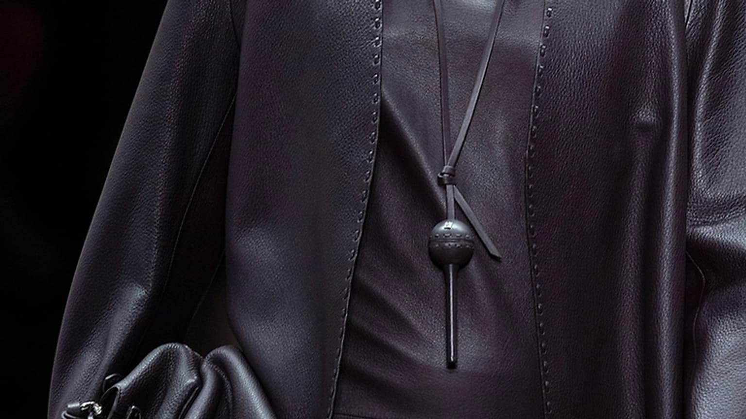 Fendi collabore avec Chupa Chups et présente un porte-sucette en cuir ...