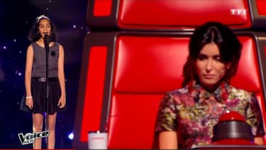 La coach Jenifer écoute attentivement la candidate Jane durant The Voice Kids 2.