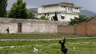 Devant la résidence d'Abottabad dans laquelle Oussama ben Laden a été tué par un commando américain en mai 2011, quelques jours après la mort de l'ancien chef d'Al Qaïda. Les forces de sécurité pakistanaises ont commencé à démolir cette maison samedi. /Ph