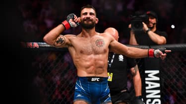 Benoît Saint-Denis célèbre sa victoire sur Gabriel Miranda à l'UFC Paris en septembre 2022