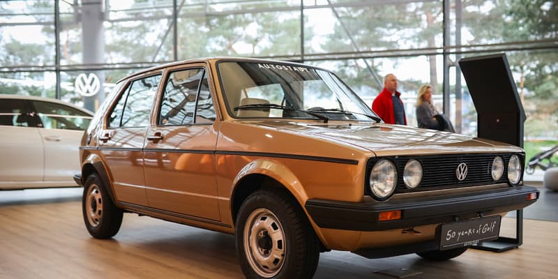 Le constructeur allemand Volkswagen célèbre vendredi les 50 ans de sa voiture la plus emblématique, la Golf, vendue à 37 millions d'exemplaires dans le monde.