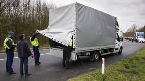 La police néerlandaise fouille un camion. (Illustration)
