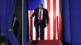 Le président Donald Trump arrive pour un discours lors d'un rassemblement au Macomb Community College, le 29 avril 2025 à Warren, dans le Michigan