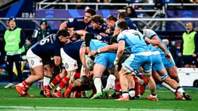 Un ballon porté par les avants du XV de France contre l'Ecosse, le 15 mars 2025 lors du Tournoi des 6 Nations