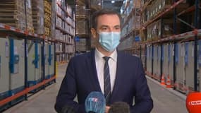 Olivier Véran, dans une plateforme logistique mobilisée pour la campagne de vaccination, à Chanteloup-en-Brie, en Seine-et-Marne, le 22 décembre 2020.