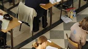 Le ministre de l'Education nationale Luc Chatel a annoncé que la modification de la notation de l'épreuve de mathématiques du baccalauréat scientifique après la divulgation de l'un des exercices sur internet. L'épreuve sera notée sur les trois autres exer