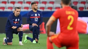 Antoine Griezmann et Corentin Tolisso posent un genou à terre lors d'un match contre le Pays de Galles à Nice (Alpes-Maritimes), le 2 juin 2021.