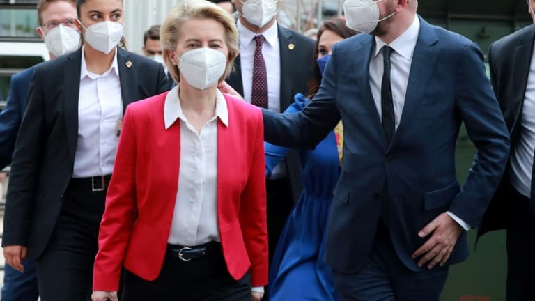 La présidente de la Commission européenne Ursula von der Leyen (C) et le président du Conseil européen Charles Michel (D) arrivent à une conférence de presse conjointe le 6 avril 2021 à Ankara