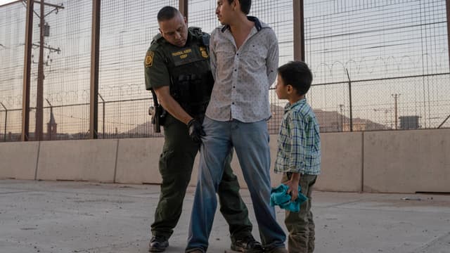 José, 27 ans, fouillé par la douane sous les yeux de son fils José Daniel, 6 ans, à El Paso au Texas le 16 mai 2019. 
