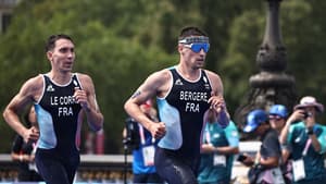 Le Français Pierre Le Corre (à gauche) et le Français Léo Bergère participent à l'étape de course à pied lors du triathlon individuel masculin aux Jeux Olympiques de Paris 2024, dans le centre de Paris, le 31 juillet 2024.