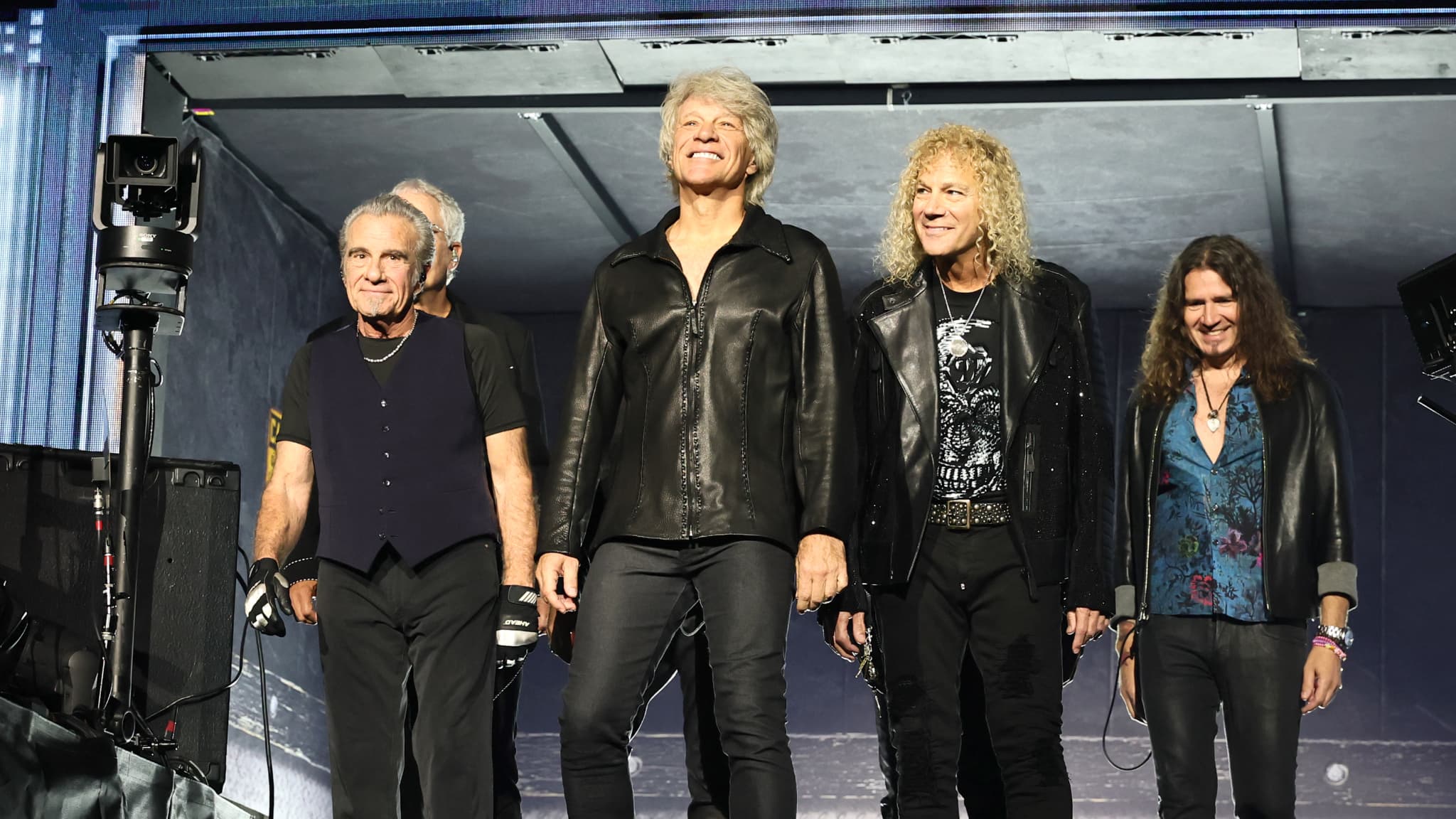 "Je vais devoir lever le pied pour ce soir": Bon Jovi interrompt son concert au Madison Square Garden à cause d'une sinusite