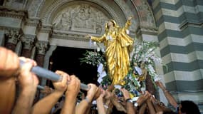 Pour la fête de l'Assomption, le 15 août de chaque année, les Marseillais réalisent une procession en compagnie de la statue de la Vierge Marie dans les rues de la ville. (Photo d'illustration)