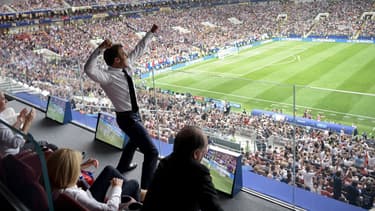 Emmanuel Macron célèbre un but pour la France lors de la finale du Mondial de football, le 15 juillet 2018 à Moscou.