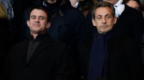 Manuel Valls et Nicolas Sarkozy (ici se croisant avant un match au Stade de France le 19 avril 2014) sont tous les deux en meetings dans l'Essonne lundi soir.