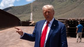 Donald Trump à la frontière entre les États-Unis et le Mexique le 22 août 2024 au sud de Sierra Vista, en Arizona