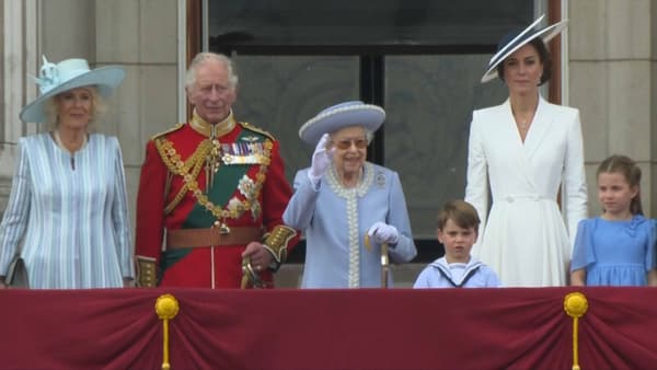 La Reine, saluant au Balcon de Buckingham le 2 June 2022. 