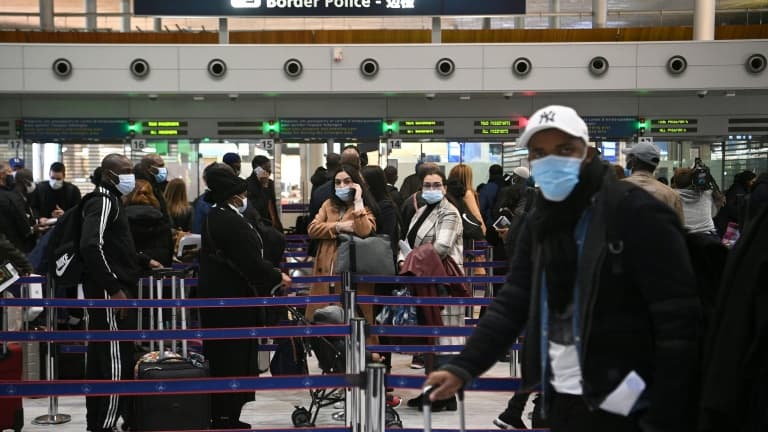 Des voyageurs font la queue devant la police des frontières pour montrer leurs documents les autorisant à voyager, le 1er février 2021 à l'aéroport de Roissy